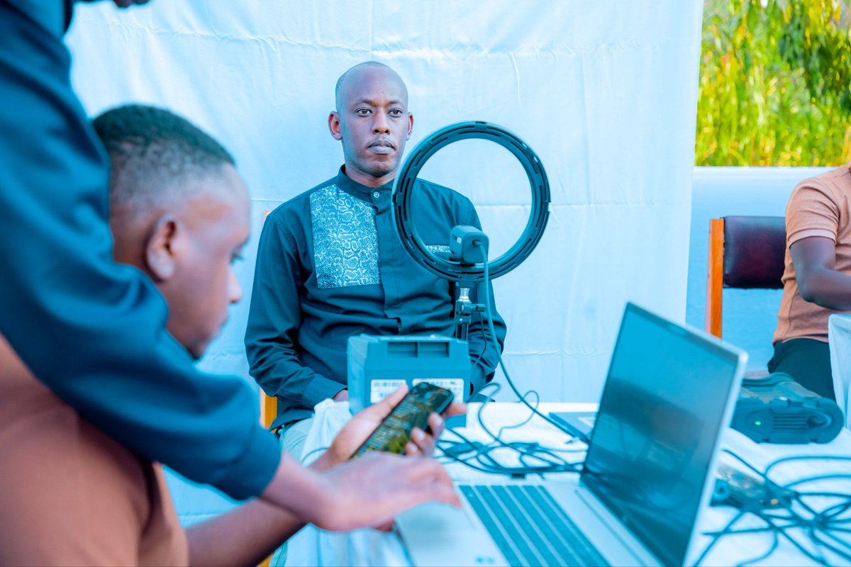 Mu mirenge yose y’Akarere ka Huye hatangiye gahunda yo kwemeza imyirondoro no gufotora abaturage ngo bazahabwe indangamuntu - Koranabuhanga.

Umuyobozi w’Akarere <a href="/A_sebutege/">Sebutege Ange</a> yatangirije iki gikorwa mu murenge wa Rwaniro. Yasobanuye ibyiza byo gutunga #eNdangamuntu kuri buri wese.