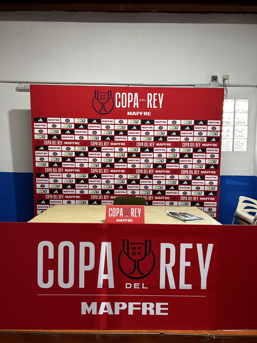 Detallazo del <a href="/AtcoTordesillas/">Atlético Tordesillas</a> diseñando una acreditación conmemorativa de su debut en la #CopadelReyMAPFRE. Y curraxo para adaptar Las Salinas.