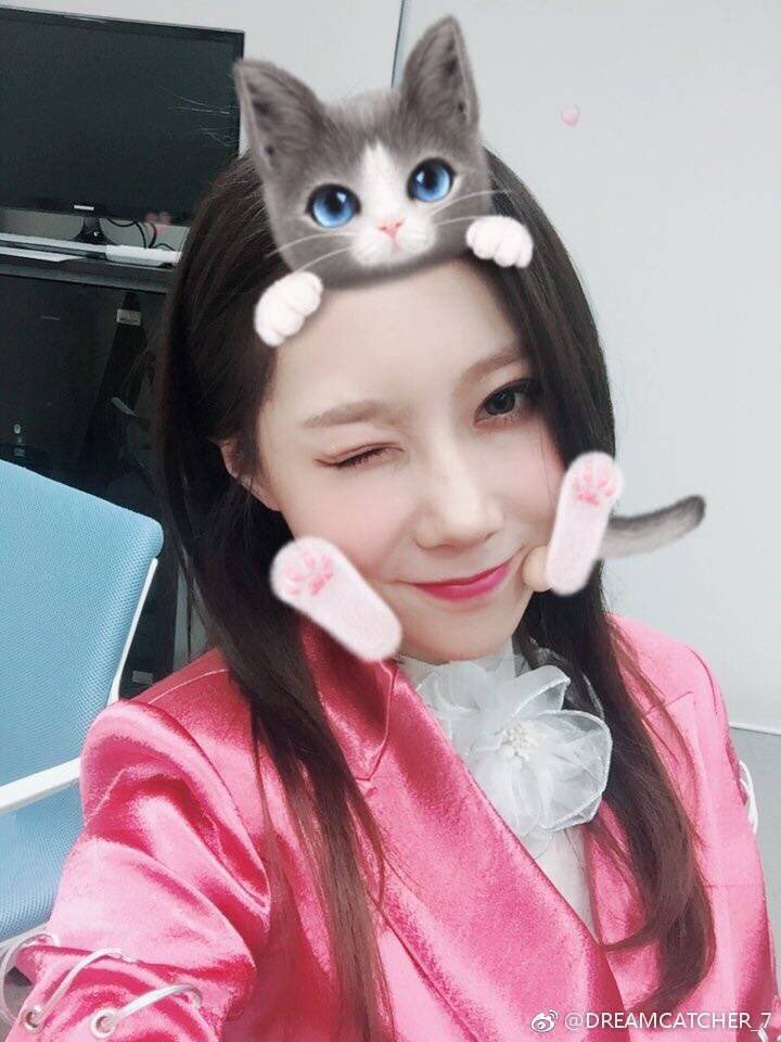 𝐇oy es un día especial, por e𝐬o me puse más 𝐠uapa de lo normal porque quiero que me 𝐧oten en el # 𝑆𝕥rɐw𓂋時間ⵓ𝙳ebūt, estaré en 𝐩rimera fila sintonizando # 𝔙a𝑛i𝔩𝑙a𓇺·𝑟ad𝕚o! Con su 𝐜anción # 𝑡a𝕤tǝꕀ𝕚t. ¡Felicidades!

𝚜weet ۪۫ ❥ wēa𝐩on ࿔ 𝐬tella