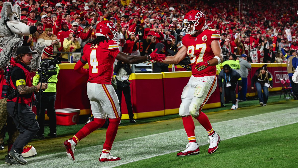 🔥 ¡Noche de dominio en Arrowhead! Patrick Mahomes lanza para 299 yardas y 3 TD, guiando a los Chiefs a vencer 28-7 a los Commanders 🏈Travis Kelce iguala récord histórico y Kareem Hunt aporta 2 anotaciones 🏟️ #ChiefsKingdom #NFL #MondayNightFootball
cgn-noticias.com/2025/10/chiefs…