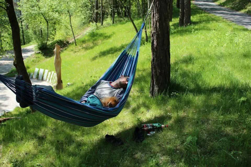 Dneska jsem něco hledal a našel jsem tohle. 
Nazval bych to.
"Unaven se zrzkou" 
Jestli to bylo z tý 1000km cesty za volantem nebo z toho Bráníka fakt nevim. Ale jedno vim jistě, vždy ty nejlepší fotky mě udělají kamarádi ☝️🤣🤠