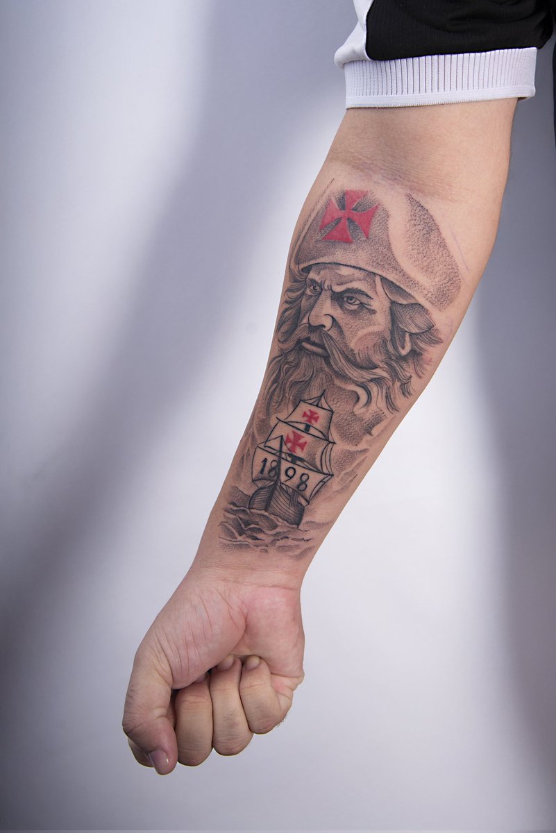 Por tempestades e lendas eu passei. Para um almirante a coragem é a lei. ✠