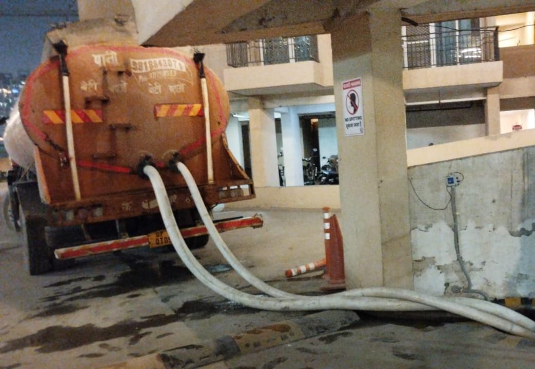 <a href="/OfficialGNIDA/">Greater Noida Industrial Development Authority</a> <a href="/DreamvilleResi/">Exotica Dreamville Residents</a> <a href="/PrernaSinghIAS/">Prerna Singh</a> <a href="/MedhaRoopam/">Medha Roopam</a> <a href="/GreaterNoidaW/">Greater Noida West</a> <a href="/annukhan78/">Annu Khan अन्नू खान انو خان</a> <a href="/dr_maheshsharma/">Dr. Mahesh Sharma</a> <a href="/tejpalnagarMLA/">Tejpal Nagar</a> <a href="/dmgbnagar/">DM NOIDA Gautam Buddha Nagar</a> <a href="/vinodsharmanbt/">Vinod Sharma (EncyclopediaNoida)</a> <a href="/manishsmooth/">Manish✍️</a> <a href="/WestGreno/">Greater Noida West Residents Group</a> <a href="/NEFOMAncr/">NEFOMA</a> <a href="/Dkumarchandel/">Dharmendra Kumar</a> फिर से #ExoticaDreamville में पानी की समस्या! <a href="/OfficialGNIDA/">Greater Noida Industrial Development Authority</a> पानी की आपूर्ति देने में एक बार फिर से विफल। निवासियों को मजबूरन निजी टैंकरों से पानी मँगवाना पड़ रहा है ताकि जल आपूर्ति जारी रखी जा सके। क्या GNIDA से यही उम्मीद थी कि 6000+ निवासियों को रोज़ाना पानी के लिए जूझना पड़े?