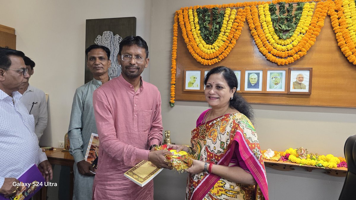 ગુજરાત સરકાર ના નવ નિયુક્ત  મંત્રીશ્રી 
 ડૉ મનીષાબેન વકીલ ને શુભેચ્છાઓ પાઠવી.
<a href="/manishavakil2/">@manisha_vakil</a>
