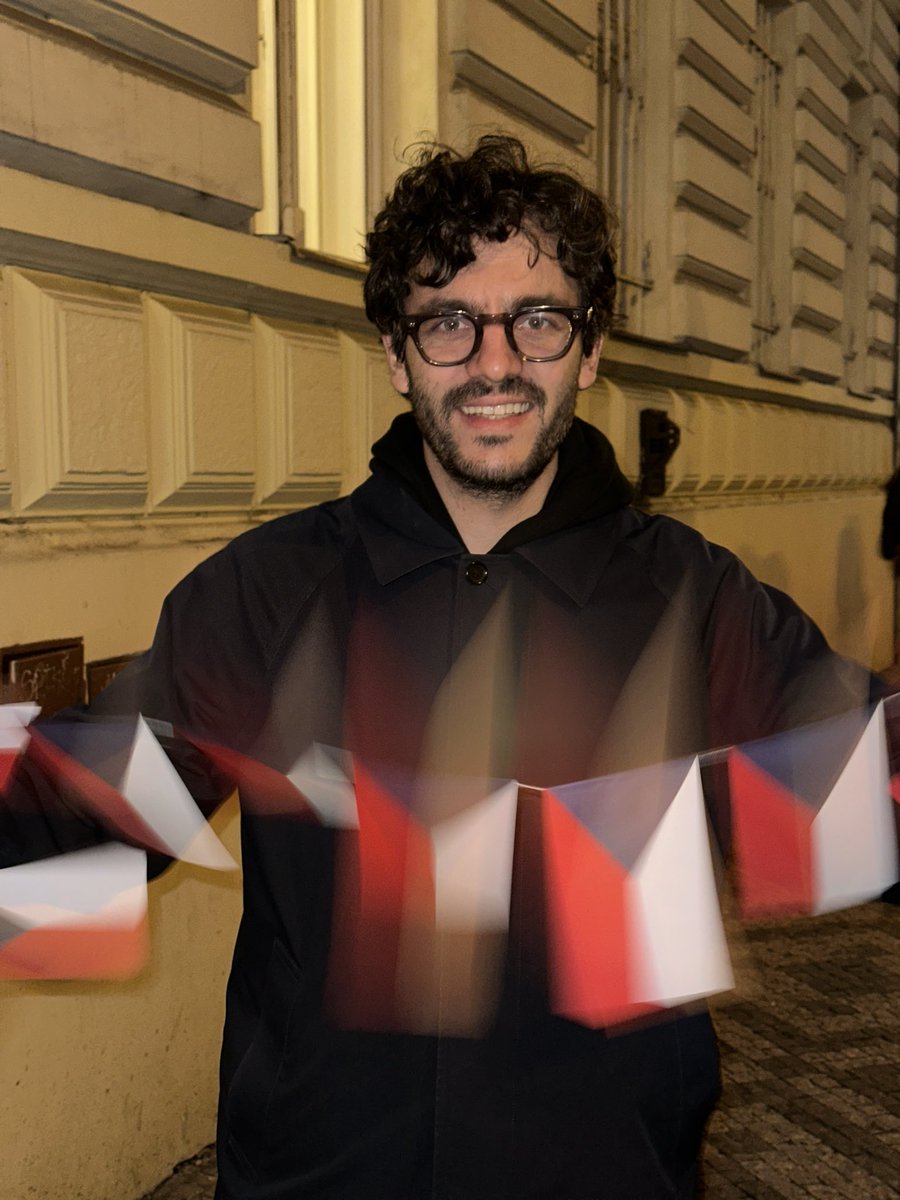 Významné dny pro naši republiku je nutné si připomínat. A nejraději bych měl s sebou i slovenskou vlajku, abych vyjádřil solidaritu s našimi sousedy, se kterými naši předkové Československo zakládali. Hodnoty, které u vzniku samostatného státu stály a za něž mnozí i položili