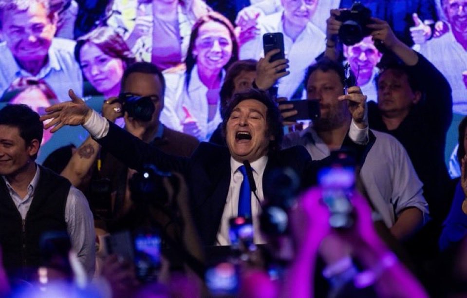 HippiesConOsde's tweet image. La gente no es consciente de lo que le debemos al “loquito” este, se venía una hiper, más hambre y sobre todo se venían medidas de izquierda que iban a destruir el país.
El loquito nos salvó, así que de loquito solo tiene el habérseles enfrentado juagandosela toda por Argentina.