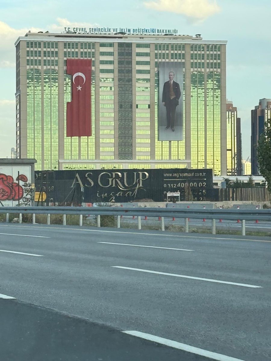 #29Ekim Cumhuriyet Bayramı İçin Çevre Ve Şehircilik Bakanlığının Astığı Yırtık Türk Bayrağı Büyük Tepki Topladı..