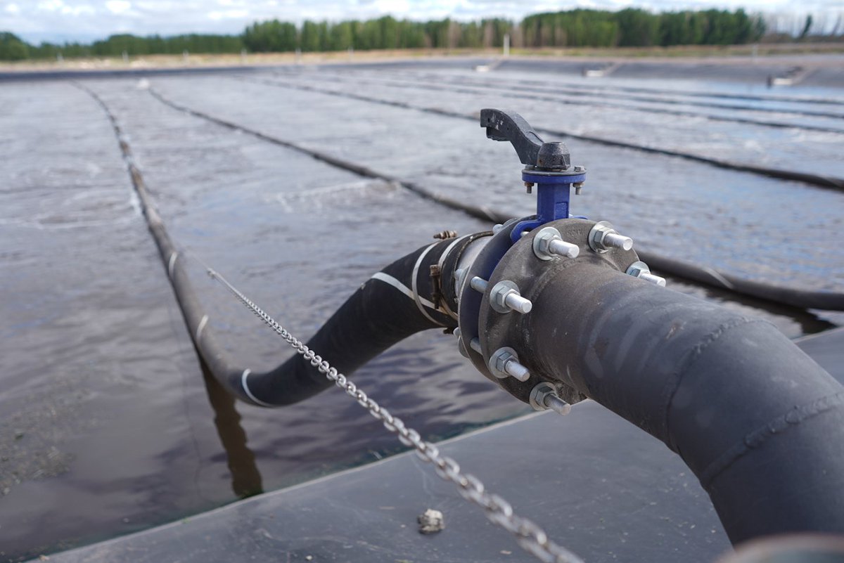 NatalioMema's tweet photo. Inversión histórica en agua y saneamiento. Cuidado del ambiente. Recupero del agua tratada.
En 2016 llevábamos más de 30 años sin inversiones en agua y saneamiento. Cuando asumí en 2017 en Servicios Públicos @MendozaGobierno, la “no” planta cloacal de San Carlos trataba solo 6 litros por segundo, vertiendo el líquido crudo en los cauces.
Hoy alcanza 90 litros por segundo, gracias a una inversión de USD 5,9 millones en el sistema que abastece a Villa Cabecera, Eugenio Bustos y La Consulta.
Recuperamos el crédito malgastado antes de 2015, que tenía este mismo propósito, y lo transformamos en infraestructura concreta para cuidar el agua y el ambiente.

ℹ️
https://t.co/nDPa17ICbr
