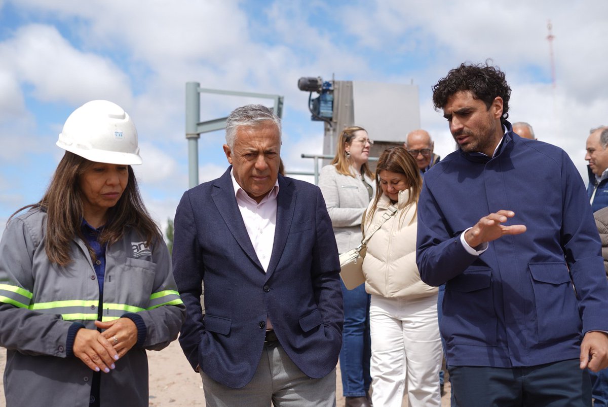 NatalioMema's tweet photo. Inversión histórica en agua y saneamiento. Cuidado del ambiente. Recupero del agua tratada.
En 2016 llevábamos más de 30 años sin inversiones en agua y saneamiento. Cuando asumí en 2017 en Servicios Públicos @MendozaGobierno, la “no” planta cloacal de San Carlos trataba solo 6 litros por segundo, vertiendo el líquido crudo en los cauces.
Hoy alcanza 90 litros por segundo, gracias a una inversión de USD 5,9 millones en el sistema que abastece a Villa Cabecera, Eugenio Bustos y La Consulta.
Recuperamos el crédito malgastado antes de 2015, que tenía este mismo propósito, y lo transformamos en infraestructura concreta para cuidar el agua y el ambiente.

ℹ️
https://t.co/nDPa17ICbr