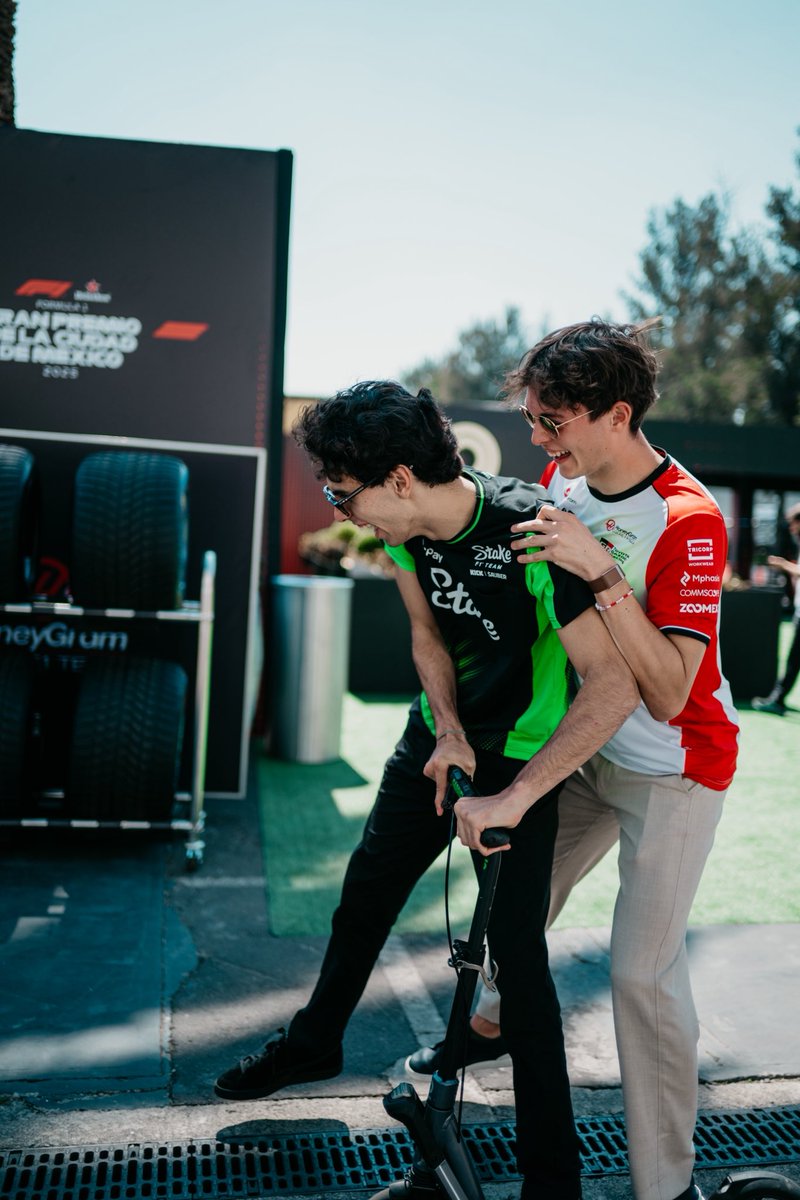 audif1_'s tweet photo. Friends that scoot together stay together 💚🤍 https://t.co/GOohi2isED
