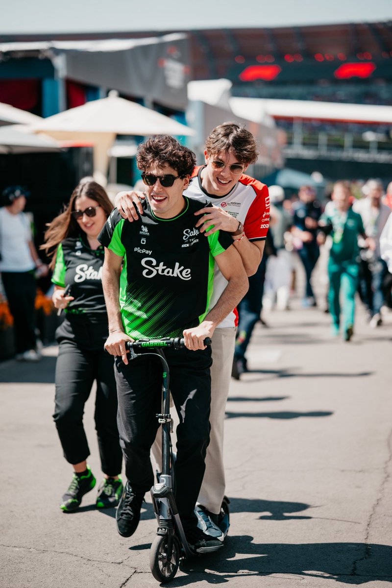 audif1_'s tweet photo. Friends that scoot together stay together 💚🤍 https://t.co/GOohi2isED