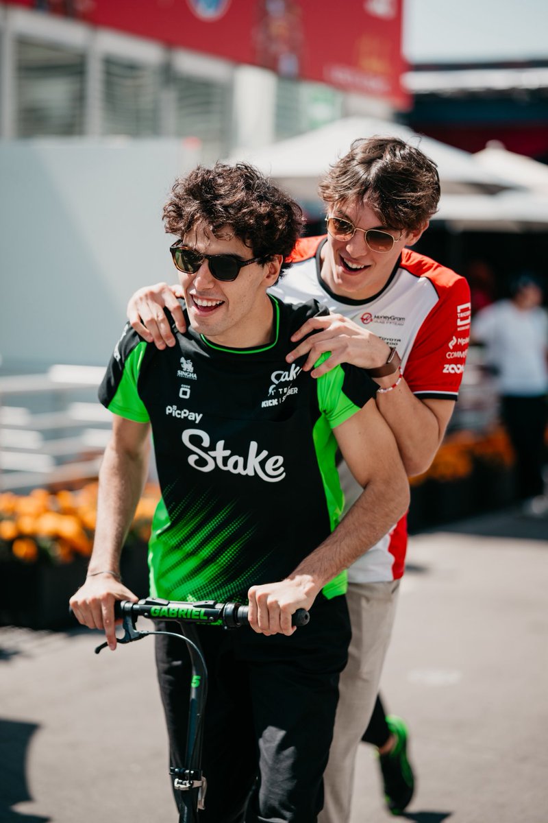 audif1_'s tweet photo. Friends that scoot together stay together 💚🤍 https://t.co/GOohi2isED
