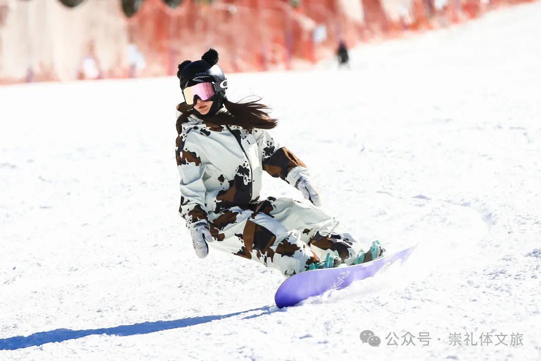 touch_beijing's tweet photo. โท๏ธ๐#Skiresorts in #Chongli kicked off the 2025โ26 snow season on October 21 โ the earliest start on record for the Beijing-Tianjin-Hebei region!
With free #shuttlebuses
and upgraded facilities, the resorts promise an exciting winter sports experience for visitors. #skiing https://t.co/HteSgMyWJO