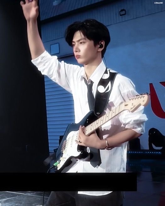 02byjay's tweet image. JAY playing the guitar is sooooo my type omg #JAY #제이