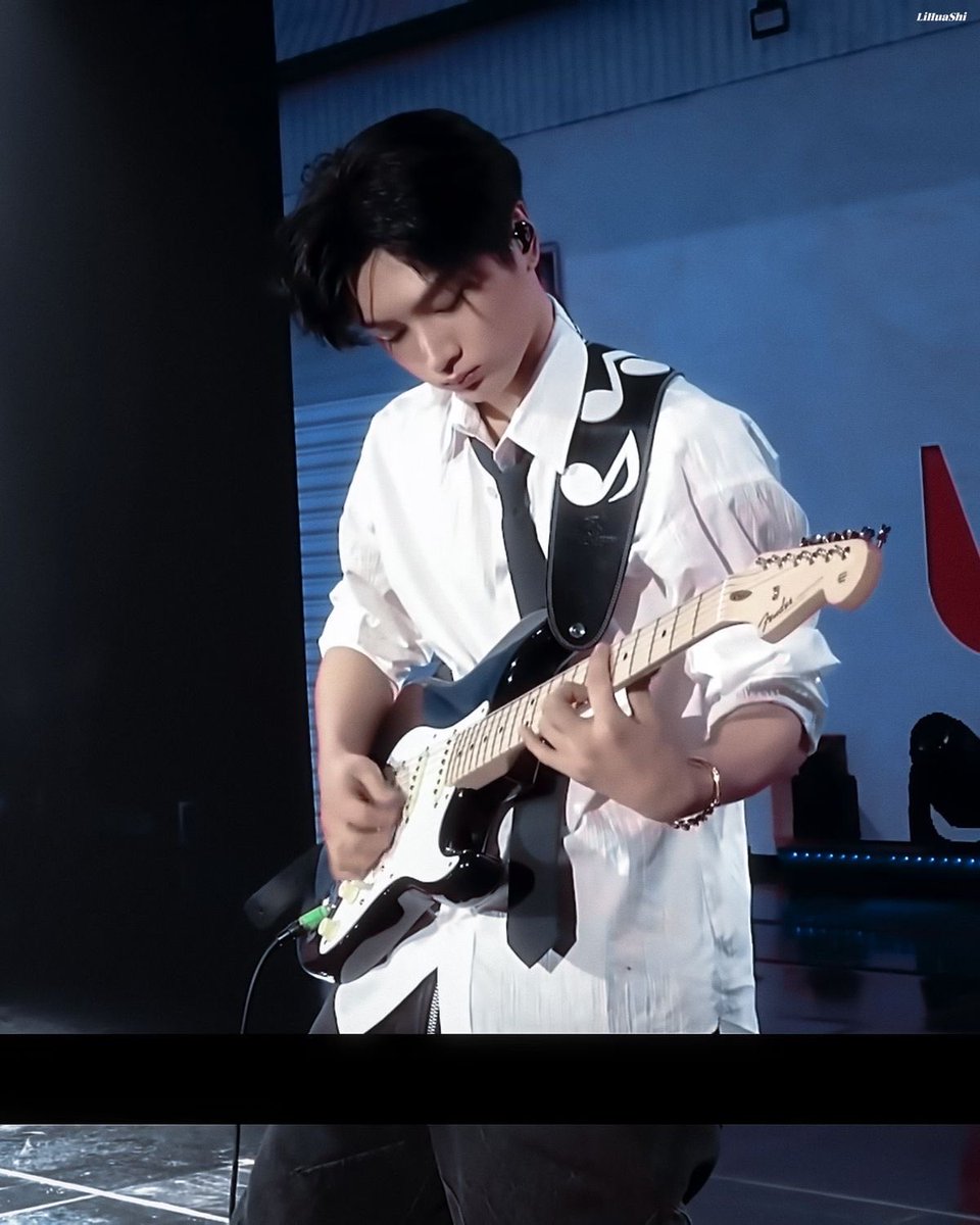 02byjay's tweet image. JAY playing the guitar is sooooo my type omg #JAY #제이