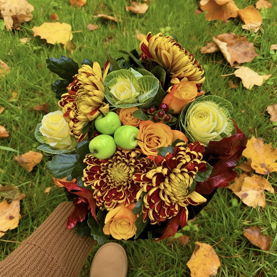 Woodland Joy is giving major autumn energy 🍂💅 Treat yourself (or your bestie), no tricks allowed 💐🎃

Send now:123-flowers.co.uk
#autumnflowers #freshflowers #freedelivery #nextdaydelivery #unitedkingdom #giftideas #autumn  #flowers