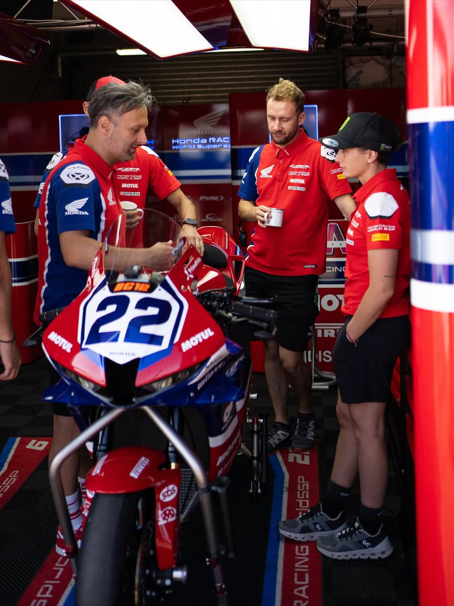 Si finalmente prospera la recogida de firmas de Álvaro Bautista para que eliminen la absurda regla del peso, ojalá que también la quiten en Supersport, donde Ana Carrasco tiene que lleva una barbaridad de peso extra (y encima ella lleva la moto menos potente de la parrilla).