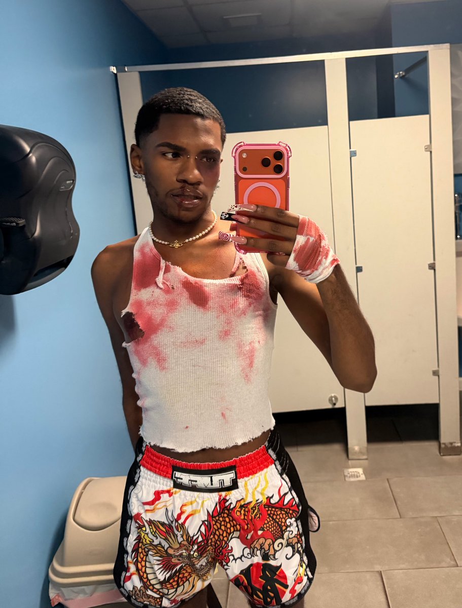ericdezines's tweet photo. halloween got hands this year 😭🥊 https://t.co/yReW5c2Qpr