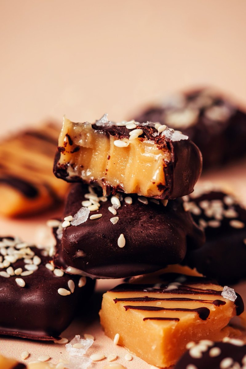 minimalistbaker's tweet photo. Calling all CARAMEL lovers! 📣 Our BEST caramel-flavored healthier sweet treats are now all in one place! 🙌 Many are made with date caramel (hello, fiber &amp; minerals) &amp; they’re all vegan + dairy-free. Tap the link for the recipes: https://t.co/aWIXOmWtOp https://t.co/uWPtpGA0RB