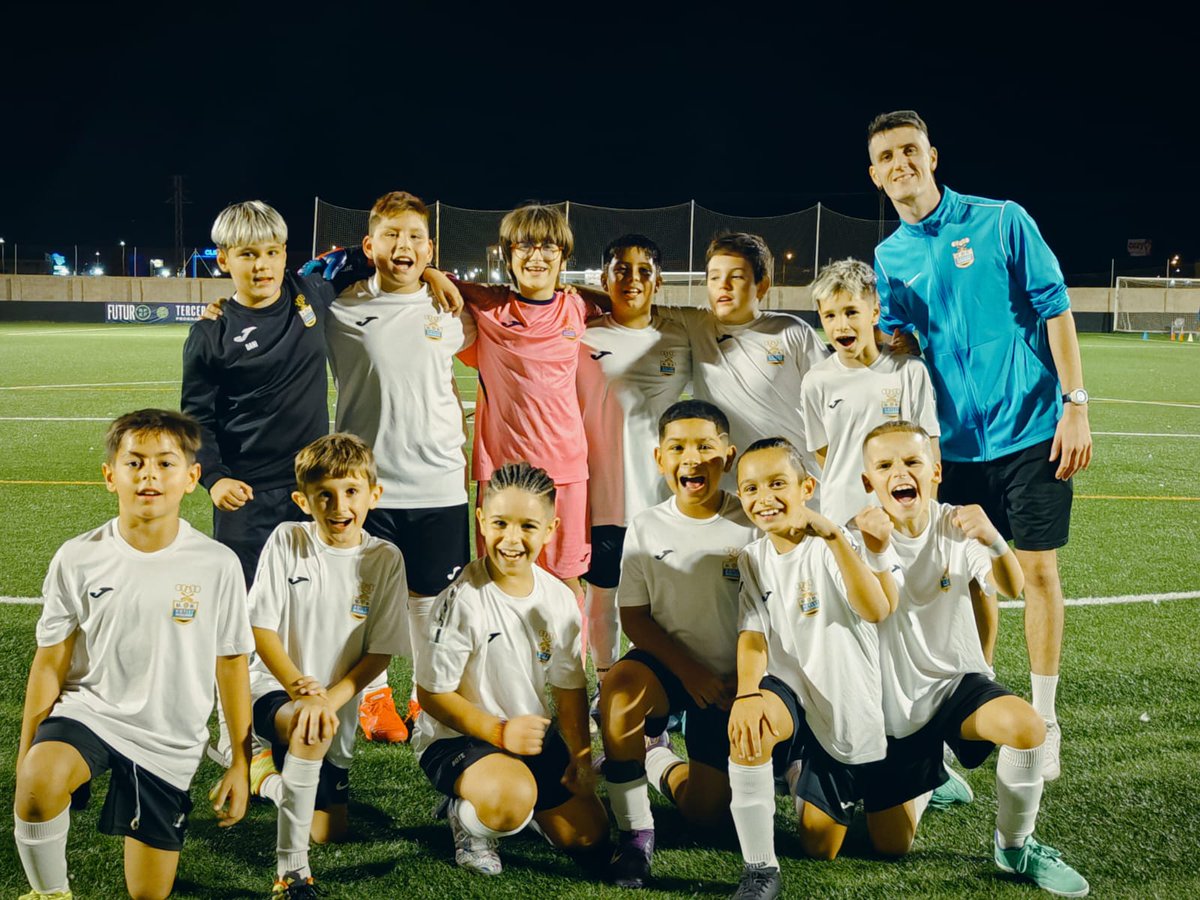 ⚪⚫ Benjamín A/ Partidazo el que hicieron nuestros peques ⚽ y los chicos del Sant Jordi en la noche del viernes en el que los papis y mamis 👏🏻 disfrutaron y vibraron con el