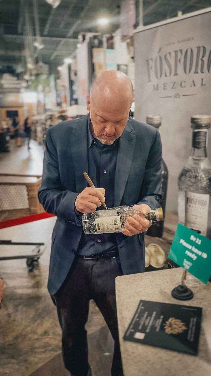 jimcramer's tweet image. COUNTDOWN: 3 DAYS 

This Saturday I’ll be at @TotalWine in West Hollywood, signing bottles of @FosforoMezcal. Swing by, sip some tobalá, and walk out with a signed bottle you’ll brag about.

Total Wine &amp;amp; More, West Hollywood CA
 Sat, Nov 8 | 12–3PM