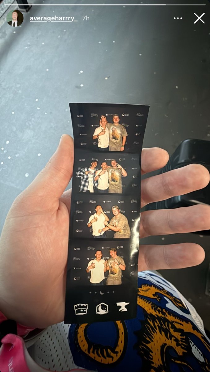 every picture ive seen jack manifold in from twitchcon hes holding a pint 😭😭 is it glued to that hand?? i respect his dedication?