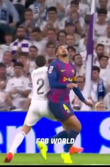 MonsieurBream's tweet photo. @mkthetrue @JonDerem @ZereeefAyaan @EltonJennings @i_nueve9 « C'est un déséquilibre léger » 
C'est de la lutte où du football ?  T'en a un qui regarde le ballon rond et l'autre retourné par rapport au jeu, c'est a dire le ballon. Il engage Araujo qui ne sait même pas que Carvajal lui fonce dessus. Mais monsieur veut débattre sur les mots https://t.co/uQIKb91u50
