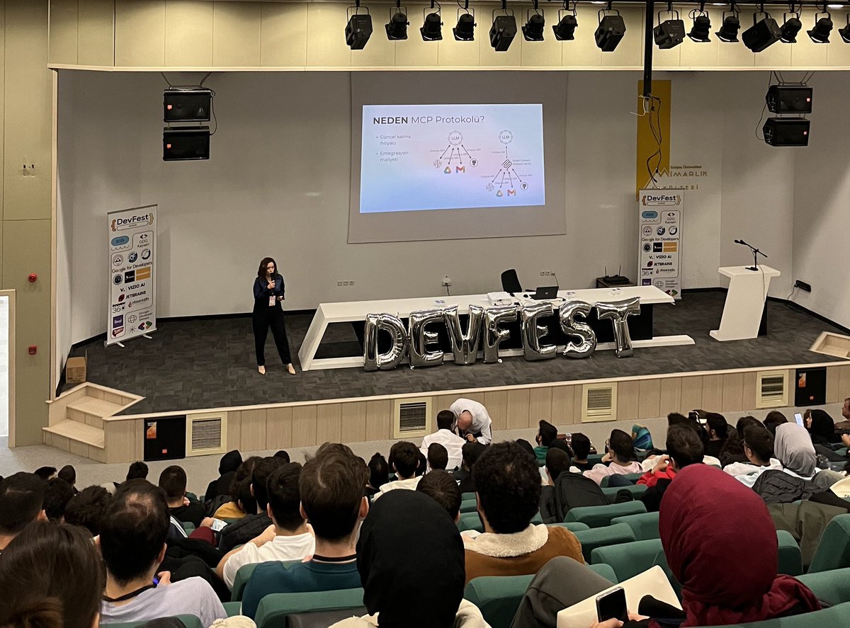 yazilimcikisi's tweet image. Geçen hafta sonu @kayserigdg  ve ERÜ Yazılım Teknolojileri kulübünün düzenlediği DevFest25 Kayseri&apos;de MCP Protokolü üzerine bir sunum gerçekleştirdim 🎉💙