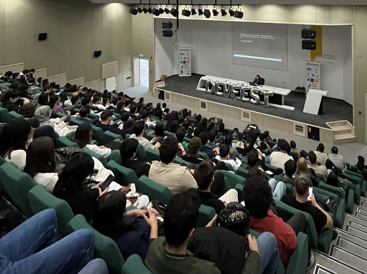 yazilimcikisi's tweet image. Geçen hafta sonu @kayserigdg  ve ERÜ Yazılım Teknolojileri kulübünün düzenlediği DevFest25 Kayseri&apos;de MCP Protokolü üzerine bir sunum gerçekleştirdim 🎉💙