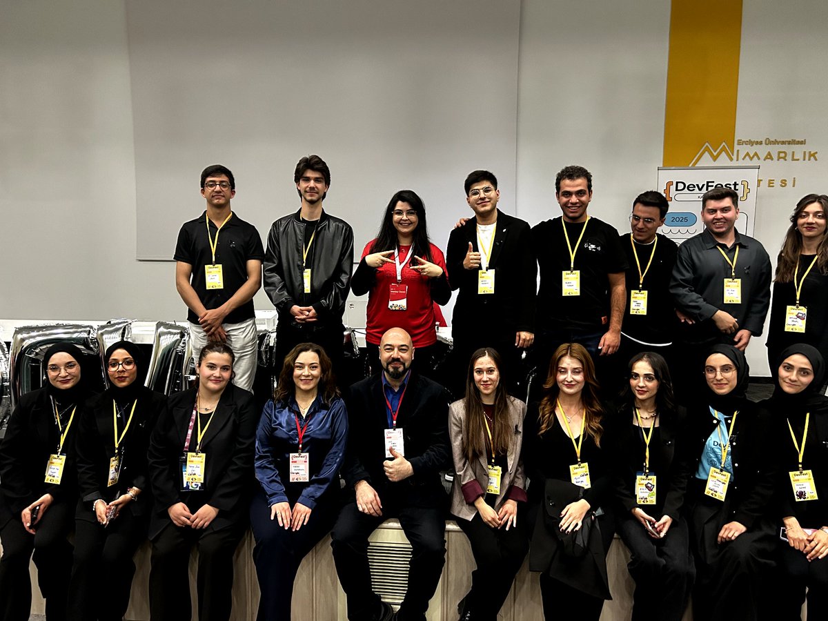 yazilimcikisi's tweet image. Geçen hafta sonu @kayserigdg  ve ERÜ Yazılım Teknolojileri kulübünün düzenlediği DevFest25 Kayseri&apos;de MCP Protokolü üzerine bir sunum gerçekleştirdim 🎉💙