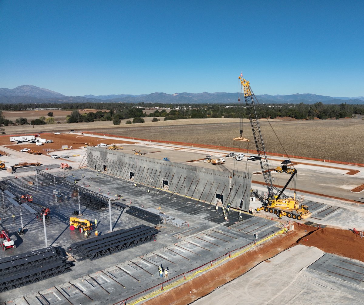 alstonconstruct's tweet image. #TiltUpTuesday Today we’re featuring Project Sundial, the newest addition to Stillwater Business Park in Redding, California! Our team successfully placed 55 panels in just 10 hours. Stay tuned for more project milestones to come! #BuildCA