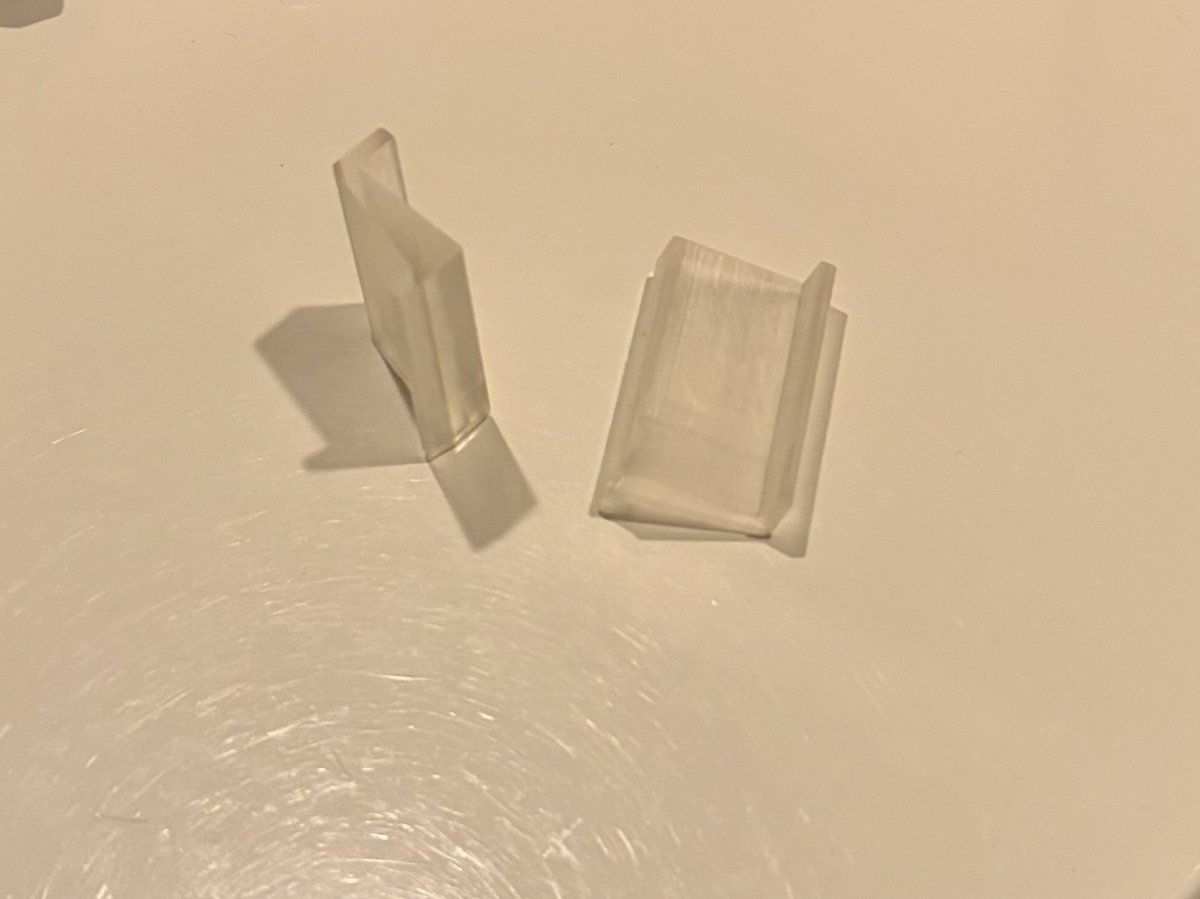 NeoCat's tweet image. Flexbar をノートPC台に斜めにおいたMacBook Proにも引っ掛けて滑り落ちないようにする台を3Dプリントしたので安定してtouch bar復活気分を味わえるようになった。