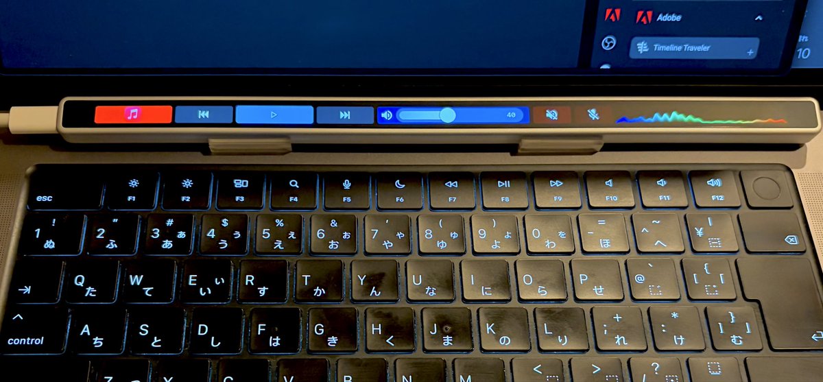 NeoCat's tweet image. Flexbar をノートPC台に斜めにおいたMacBook Proにも引っ掛けて滑り落ちないようにする台を3Dプリントしたので安定してtouch bar復活気分を味わえるようになった。