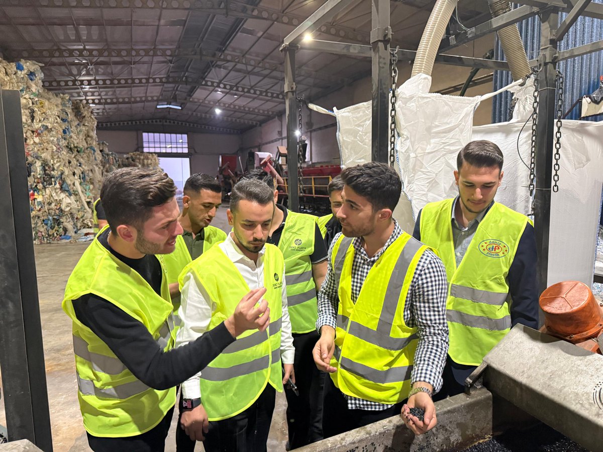 Gençlik Kolları İl Başkanımız Sn. <a href="/Yusuffzdmr/">Yusuf ÖZDEMİR</a> ve Gençlik Kolları İl Başkan Yardımcılarımız ile birlikte Gençlik Kolları Siyasi ve Hukuki İşler Başkanımız Eyüp Aslan’ın iş yerini ziyaret ettik. 

Nazik davetleri ve misafirperverlikleri için Eyüp Aslan Başkanımıza Teşekkür ederiz.