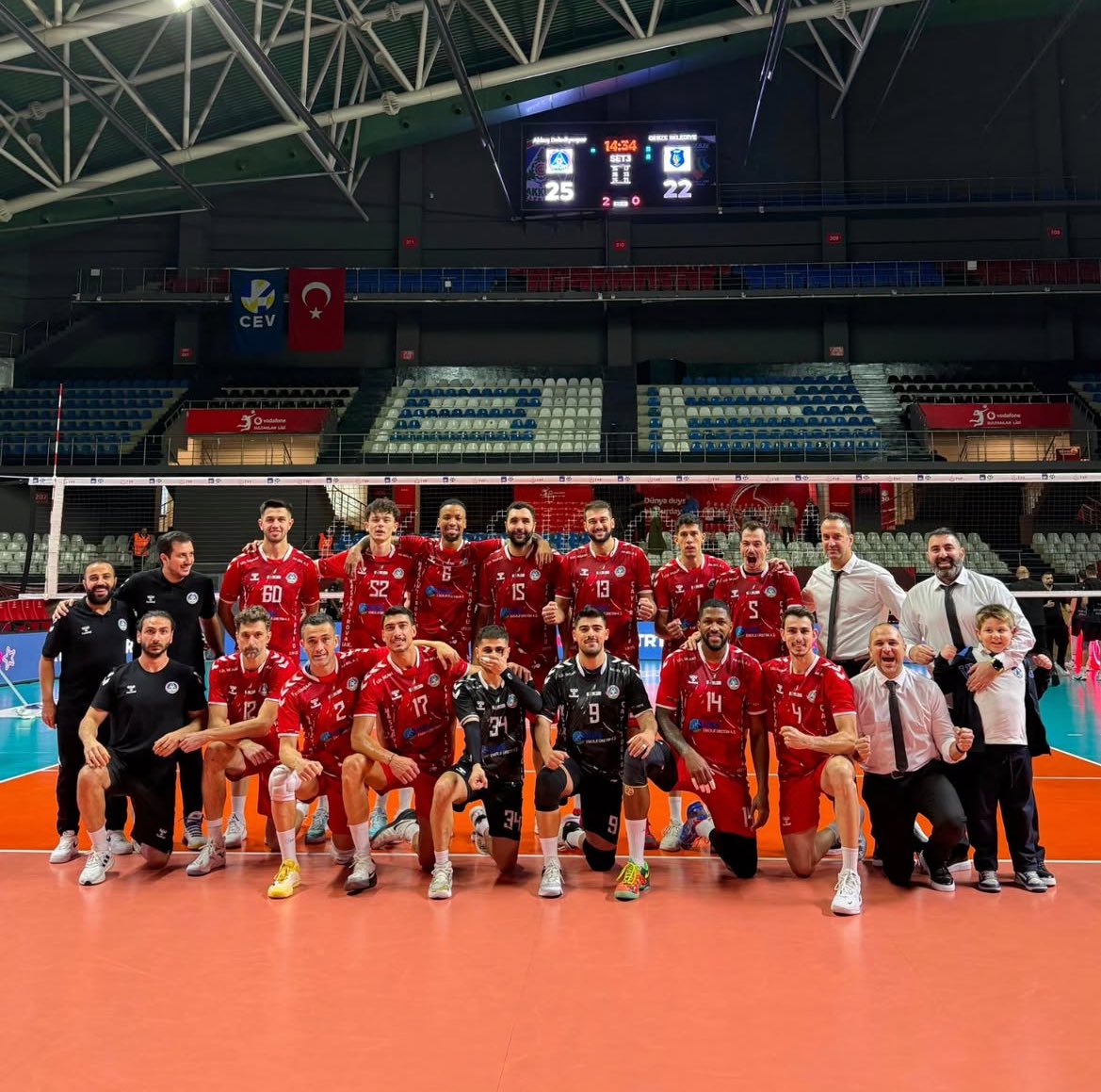 Akkuş, Cizre'ye karşı dört sette galip geldi.

MS: 3-1
Setler: 25-21 | 21-25 | 25-23 | 25-20

En Skorer Oyuncular
🇨🇺Javier Concepcion - 16 sayı
🇮🇷Mehdi Rezaei - 23 sayı