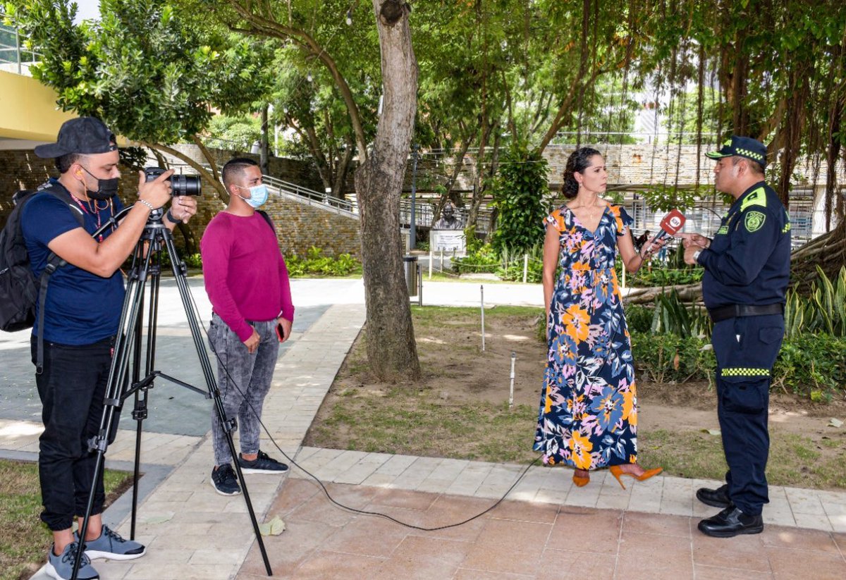 Felices 92 años a <a href="/elheraldoco/">EL HERALDO</a> donde aprendí a ser un reportero de verdad bajo la dirección de <a href="/ErikaFontalvo/">Erika Fontalvo</a>. Gracias a esta casa editorial por tanto 🙌🏽🙌🏽🙌🏽