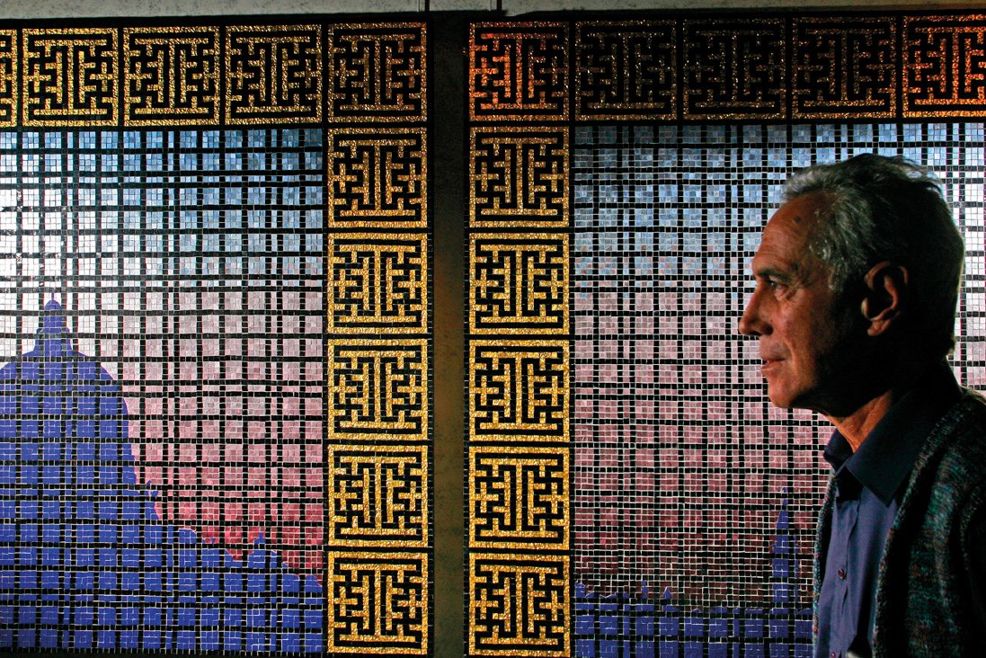 Con profondo cordoglio annunciamo la scomparsa di Lucio Orsoni (1939–2025), Maestro del colore e custode della tradizione musiva veneziana.
«Per fare mosaico bisogna pensare mosaico.»
La sua eredità vivrà nel progetto La Scola in apertura nel 2026.
#OrsoniVenezia1888