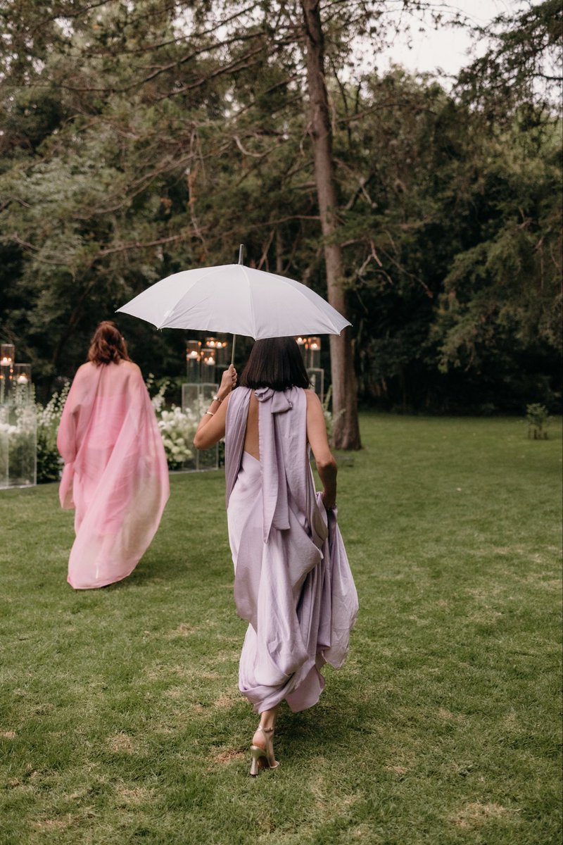adridol_'s tweet photo. Me llevaron a CDMX a tomar fotos de una boda. Llovió. No había carpa. A los novios no se les movió un nervio, solo querían casarse. Que gran demostración de que lo único que de verdad importa es la persona con la que te cases, llueva, truene o relampaguee. https://t.co/SXDZ7AgMtN
