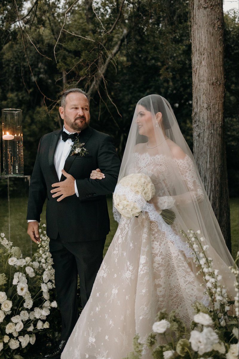 adridol_'s tweet photo. Me llevaron a CDMX a tomar fotos de una boda. Llovió. No había carpa. A los novios no se les movió un nervio, solo querían casarse. Que gran demostración de que lo único que de verdad importa es la persona con la que te cases, llueva, truene o relampaguee. https://t.co/SXDZ7AgMtN