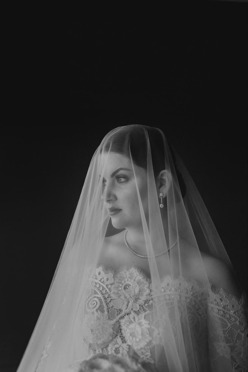 adridol_'s tweet photo. Me llevaron a CDMX a tomar fotos de una boda. Llovió. No había carpa. A los novios no se les movió un nervio, solo querían casarse. Que gran demostración de que lo único que de verdad importa es la persona con la que te cases, llueva, truene o relampaguee. https://t.co/SXDZ7AgMtN