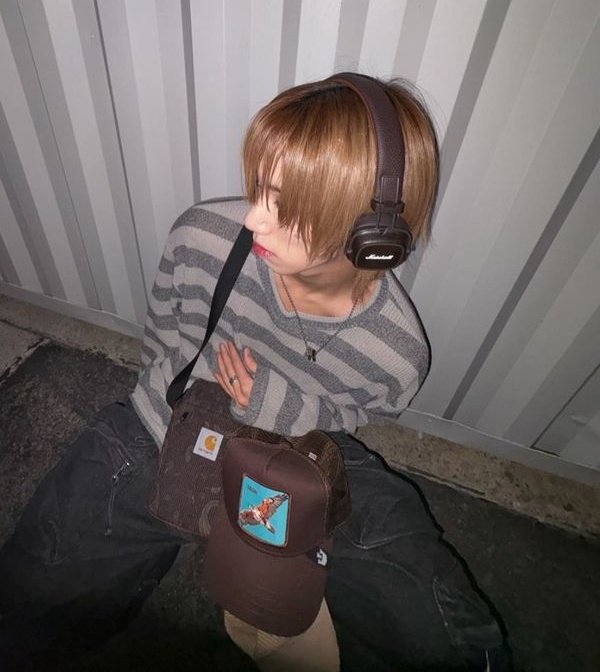 seish9ro's tweet image. #harrygyu socmed au

hayatının büyük kısmını gecirdigi o kücük kasabadan, hayallerinin pesinden gitmek icin ayrılan donggyu, seul'ün gürültülü sokaklarında hayatına bambaska bir renk katacak o yasam dolu cocukla tanısır