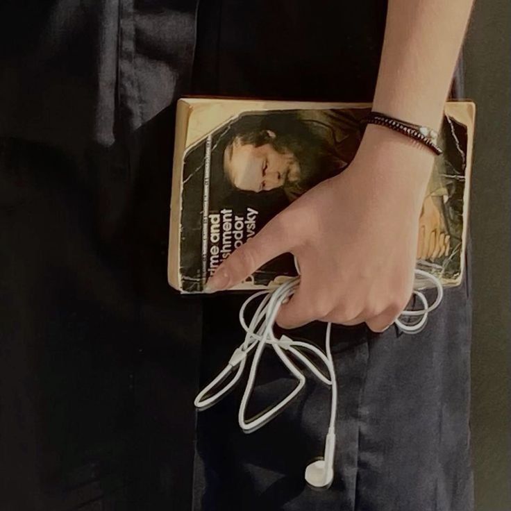 seish9ro's tweet image. #harrygyu socmed au

hayatının büyük kısmını gecirdigi o kücük kasabadan, hayallerinin pesinden gitmek icin ayrılan donggyu, seul'ün gürültülü sokaklarında hayatına bambaska bir renk katacak o yasam dolu cocukla tanısır