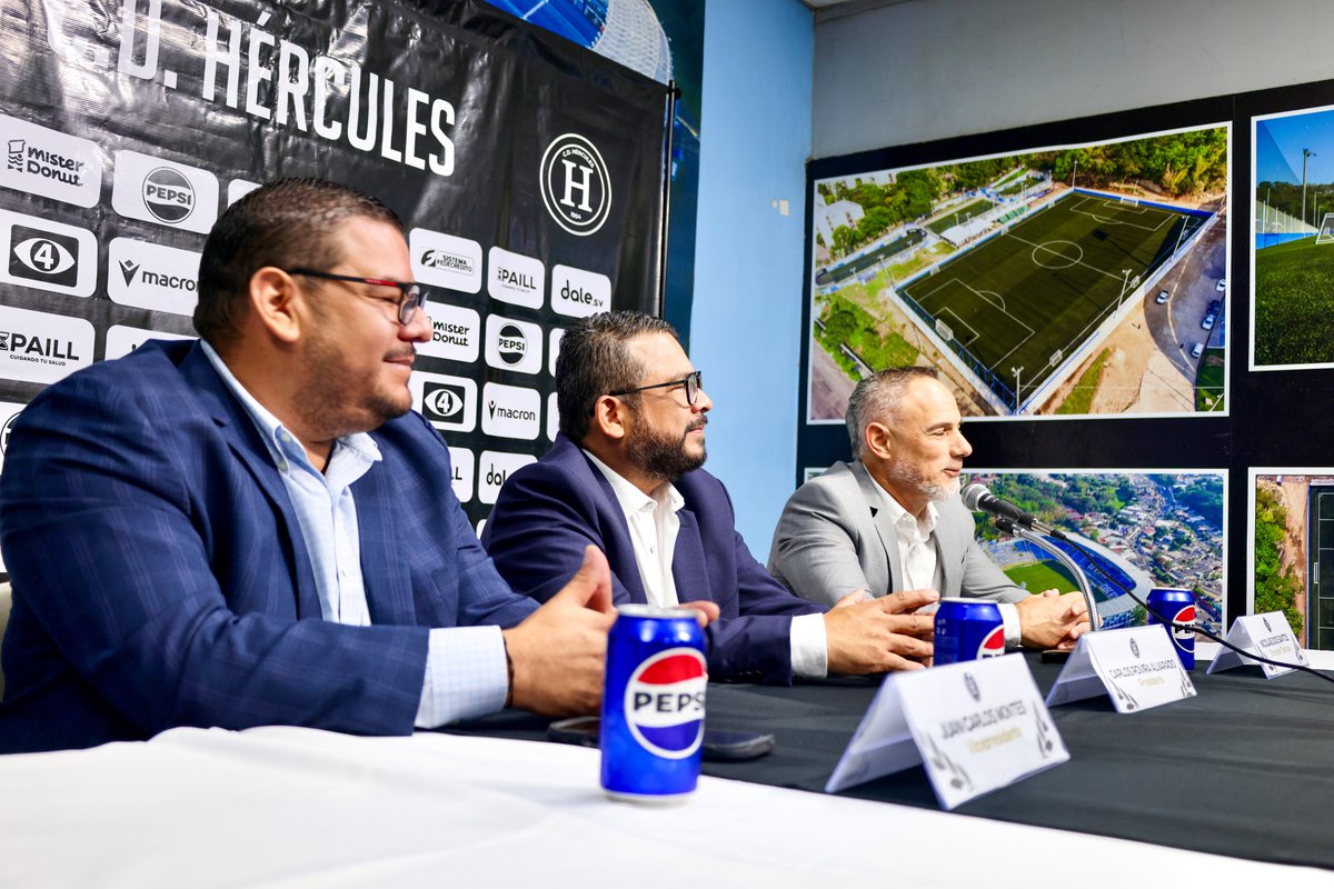📸 Presentación oficial del cuerpo técnico de Club Deportivo Hércules 🏛️⚽

En las instalaciones del estadio Cuscatlán se llevó a cabo la presentación formal del nuevo cuerpo técnico ante la directiva. 💼🤝🏻

👔 Carlos Rovira Alvarado – Presidente
👔 Juan Carlos Montes –