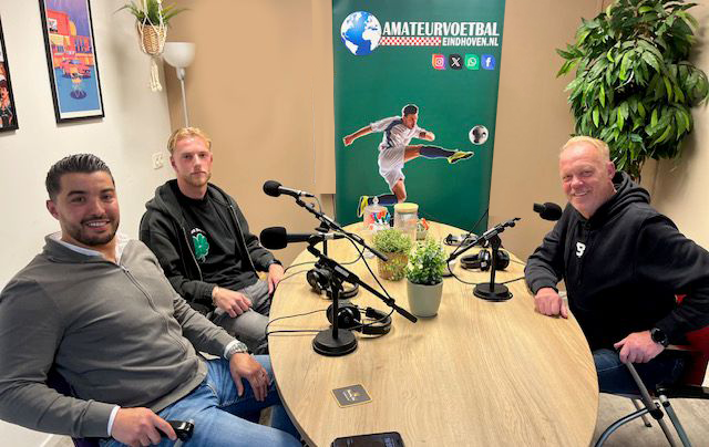 Podcast 'vanaf de eerste minuut' met Jason van Klinken  en Salim Zeroual verzet naar woensdag 29 okt. 
Oorspronkelijk stond de publicatie van de podcast gepland voor dinsdag 28 oktober. Wegens technische problemen is de release echter uitgesteld. 
amateurvoetbaleindhoven.nl/podcast-vanaf-…
