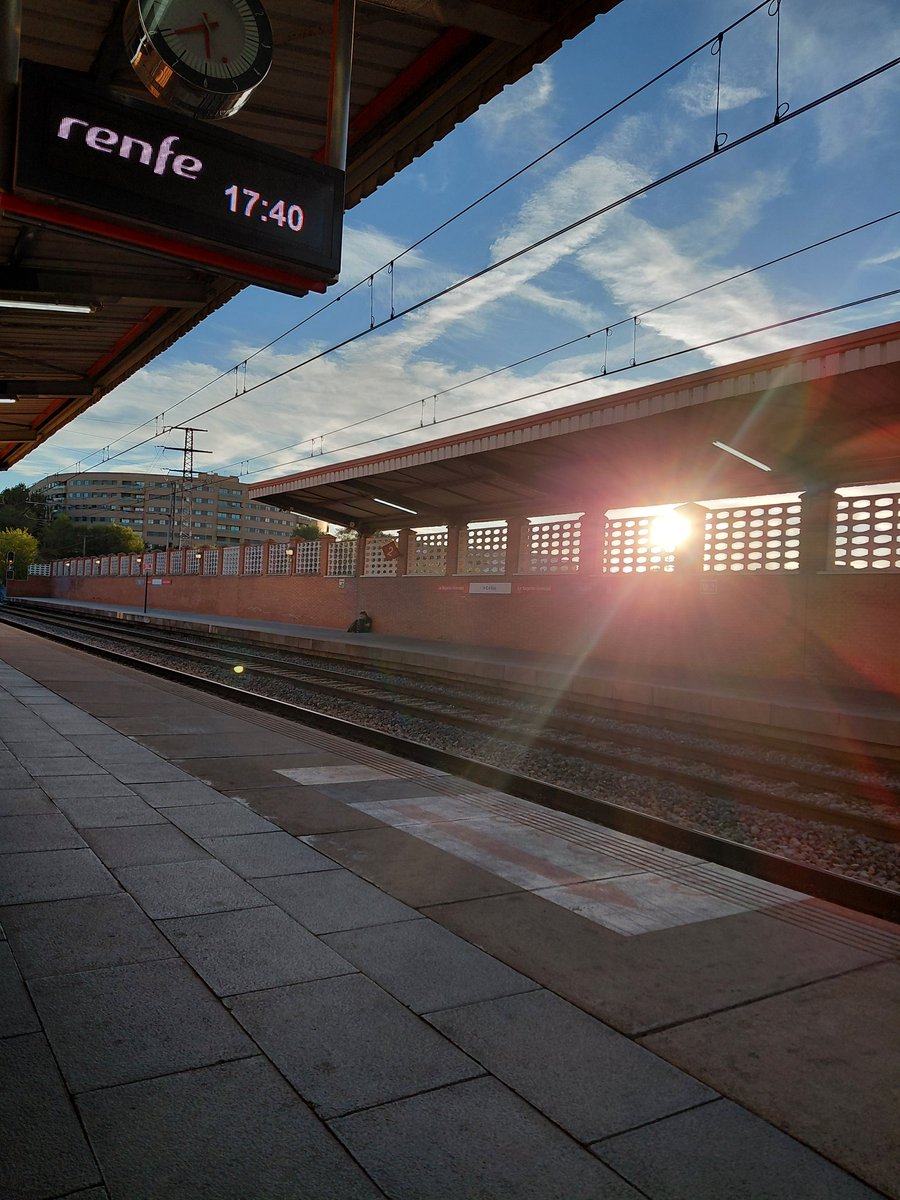 Como es habitual en <a href="/CercaniasMadrid/">Cercanías Madrid</a> informam que  mi tren de cercanías tardará 20 minutos, a disfrutar del  atardecer , que un trayecto que hacia  antiguamente em 40/ 50 minutos se convierte en una hora y media , que mas da...