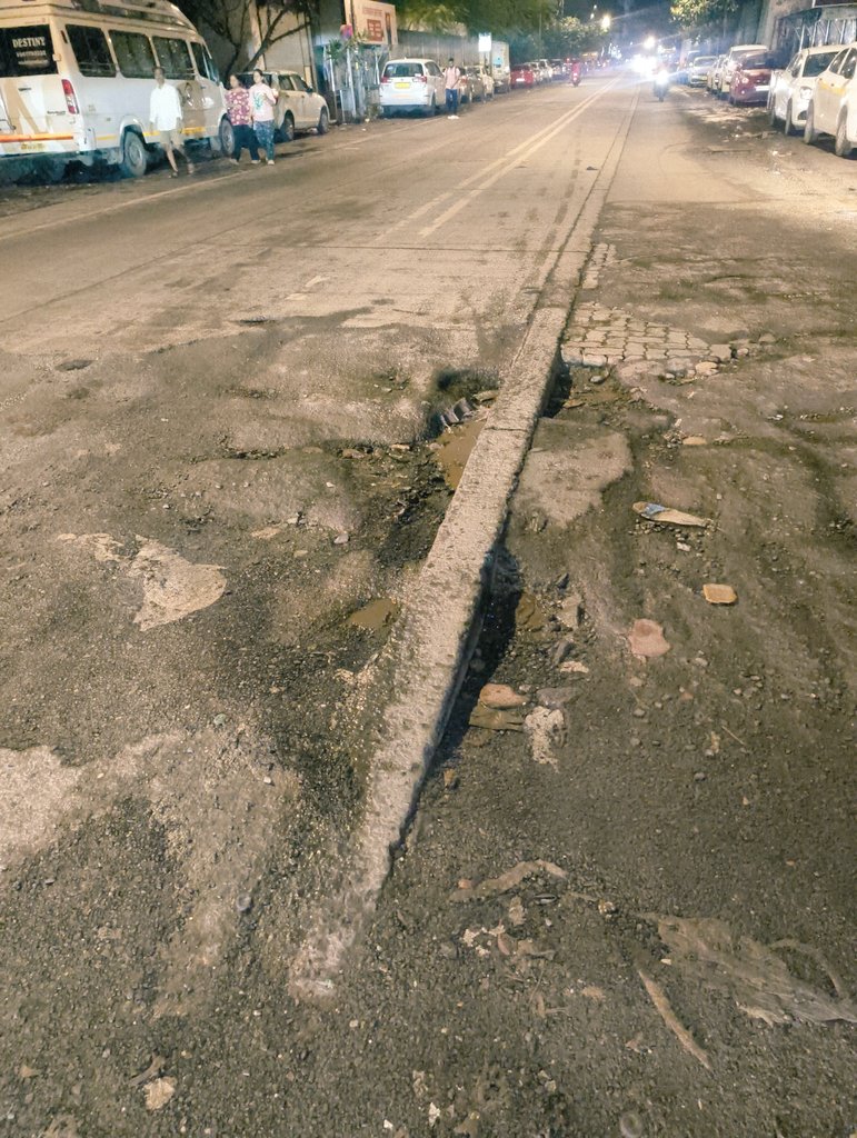 AakashKadam_'s tweet photo. #Space_Technology has been used in making these roads.
One wrong step & your soul will be in space.
Only Aliens spaceship can land on this type of High level of technology.
@mybmc @MMRDAOfficial @VarshaEGaikwad @SardesaiVarun @zeeshanBabaS @Adv_YashMishra @mumbaimatterz https://t.co/hz7sBdrJky