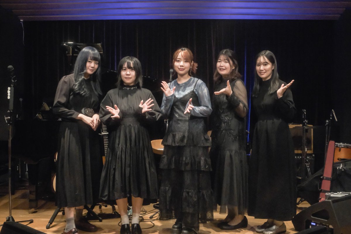 2025.10.28 神楽坂天窓

「天窓から差す光」

1.ルナ
2.カフェラテ
3.勇者より
4.蛍
5.薄陽
6.陽
7.日暮
8.燻り灯
9.花明かり

コラボ
en.1そこに愛があるなら/栢本ての
en.2 哀情/waka

てのちゃんツーマン
最強サポメンと共にお届けしました
最高にたのしかった！ありがとうございました！