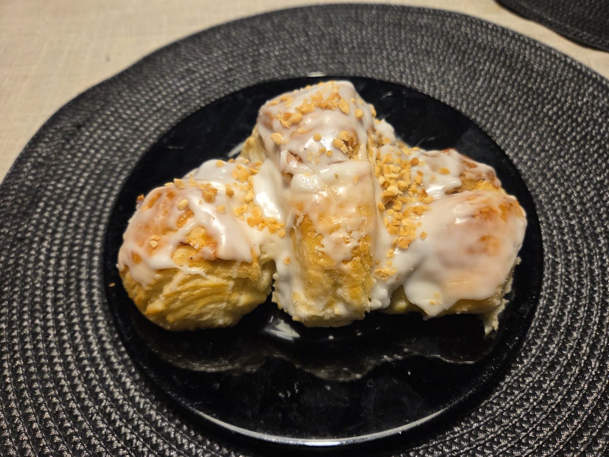 Ciężko będzie mi w tym roku zrobić szerszy przegląd, niemniej zaczynamy #rankingrogali. Na początek produkt z pracowni Gembiaka na Smochowicach (82 zł/kg, 22,14 zł/szt.). Wewnątrz ciasto wręcz ginie w bardzo dobrym farszu.