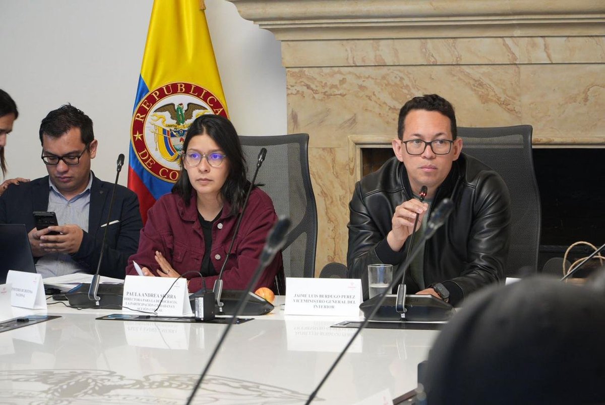 La bandera de Colombia con escudo incorporado solo es para uso de la Fuerza Pública.  

<a href="/MinInterior/">MinInterior Colombia</a> 
<a href="/JaimeBerdugoP/">Jaime Berdugo</a> 
<a href="/infopresidencia/">Presidencia Colombia 🇨🇴</a> 
<a href="/DapreCol/">DAPRE</a>