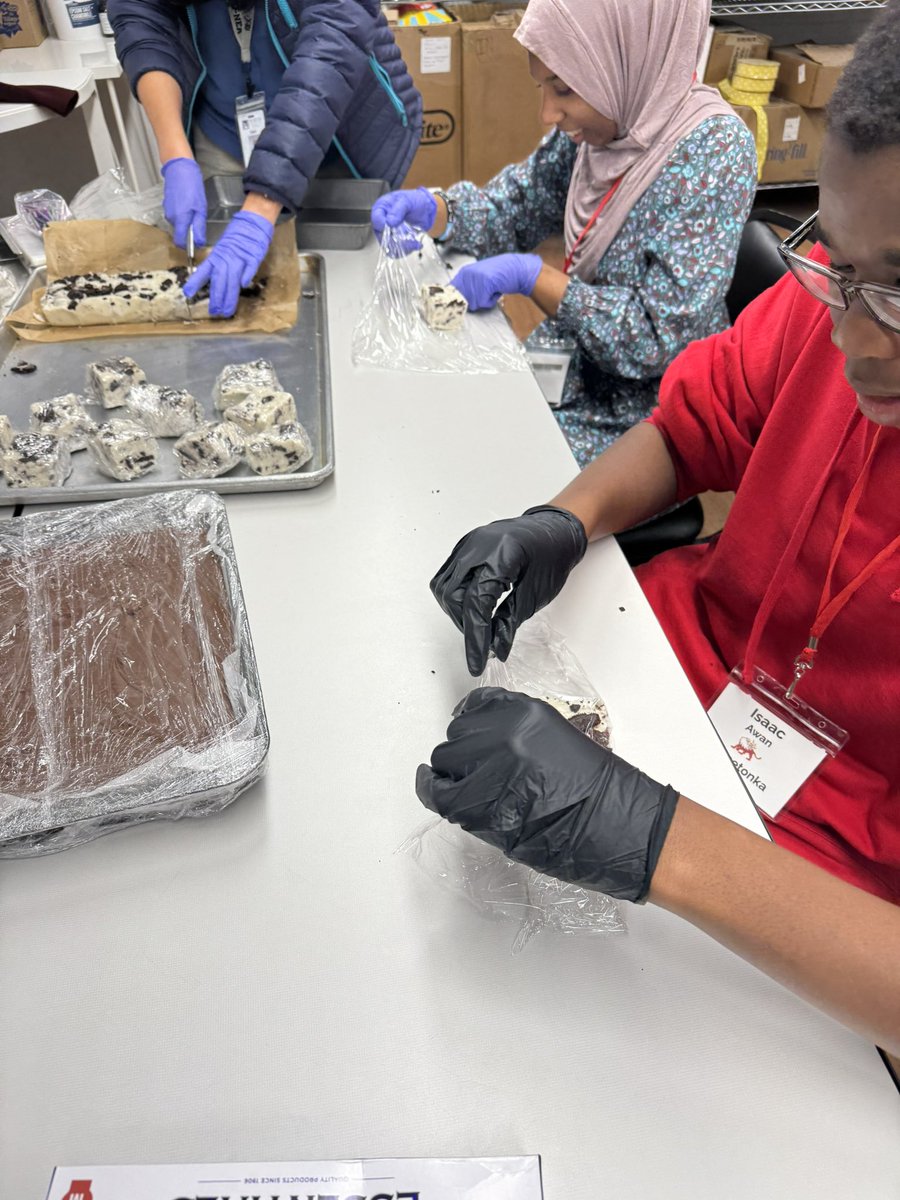 heatherlk26's tweet image. Spending this rainy day inside working hard @TheFarmersHouse!! 🧑‍🌾🥰👩🏻‍🌾 #FUNctionalSkills #TonkaGRIT @TonkaNation